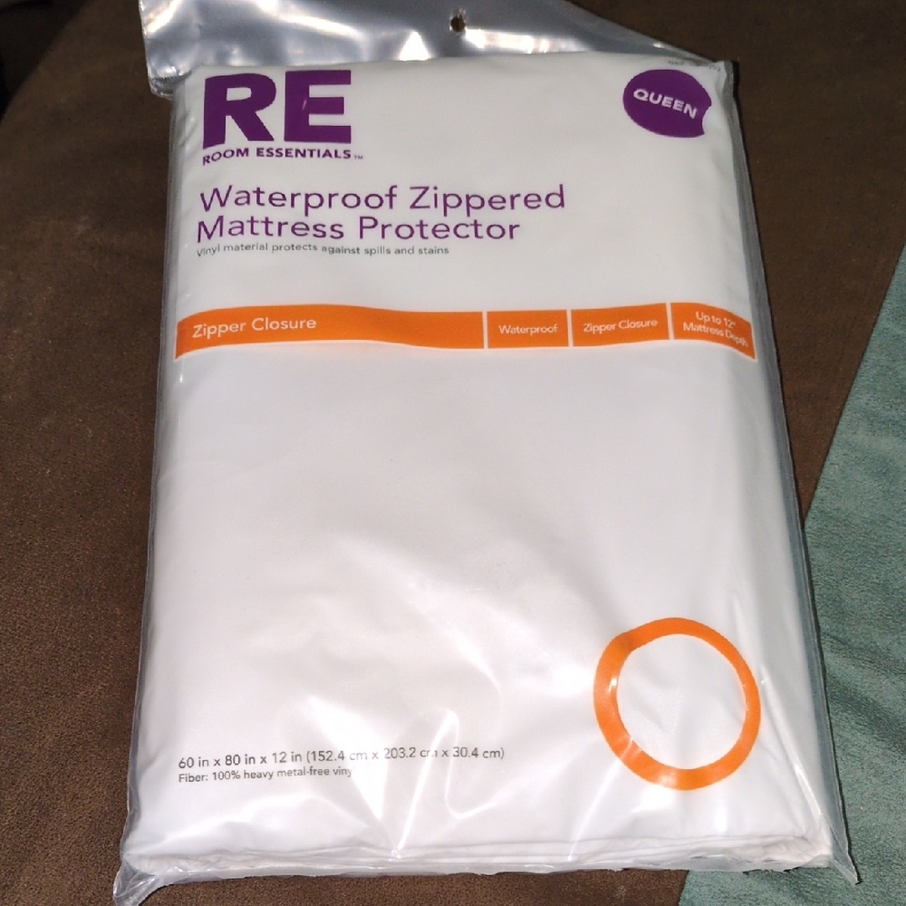 Room Essentials Zippered Mattress Protector - White